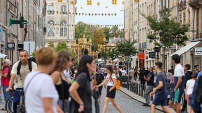 De la foule se balade rue des Dominicains