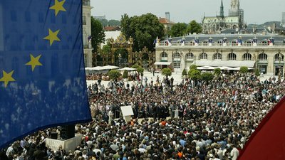   En marge de leur réunion diplomatique, Jacques Chirac (président français), Gerhard Schröder (chancelier allemand) et Aleksander Kwasniewski (président polonais) inaugurent la Place Stanislas, restaurée et piétonnisée. (2005)  