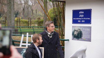 Mathieu Klein et Dahman Richter dévoilent la plaque de l'allée Jojo.