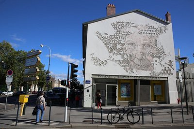 FRESQUE de VHILS → façade mairie - médiathèque St Pierre, angle de la rue du Docteur Heydenreih et de l’avenue de Strasbourg 