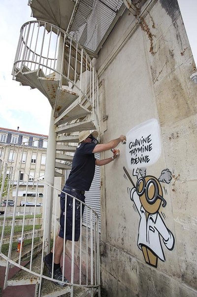 Fresque de Jace - Façade de l'hôpital central face à l'établissement Neurosciences 