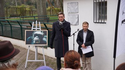 Mathieu Klein et Dahman Richter dévoilent la plaque de l'allée Jojo.